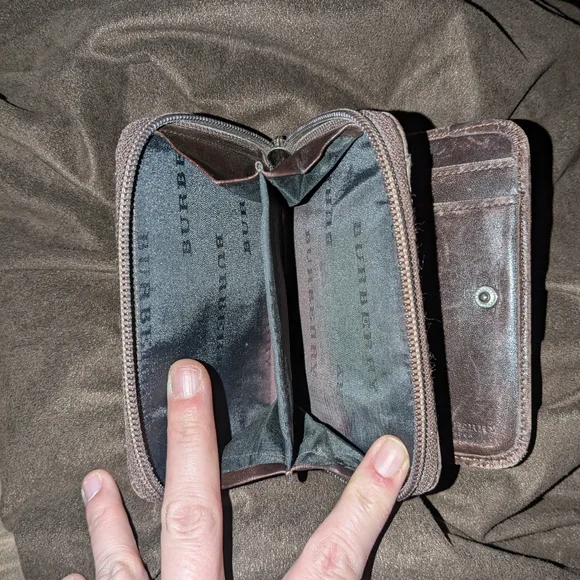 Burberry Zip around wallet - Picture 2 of 4